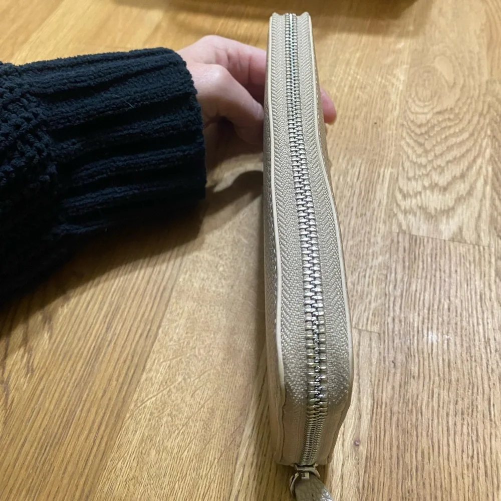 ROOTS LEATHER Cloud Zip Around Clutch USED ONCE ONLY - Picture 7 of 10